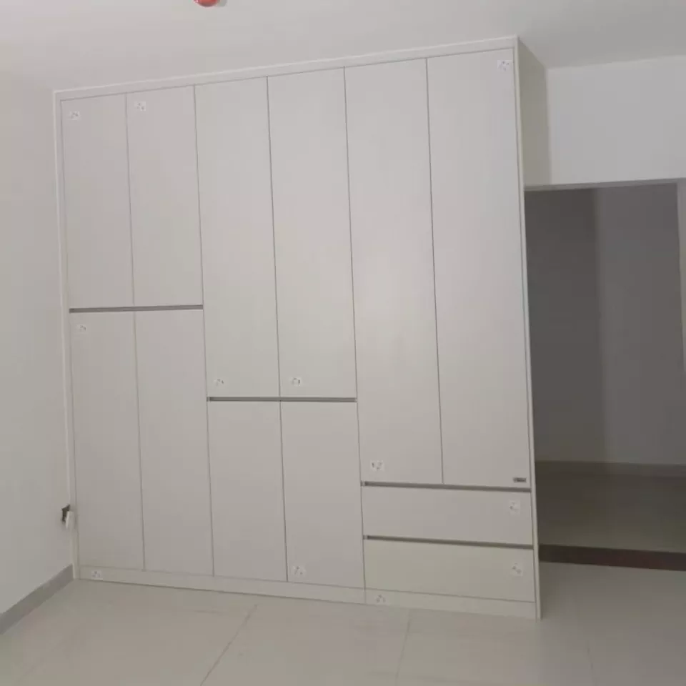 Garderobne omare iz brezovih plošč Garderobne omare iz brezovih plošč